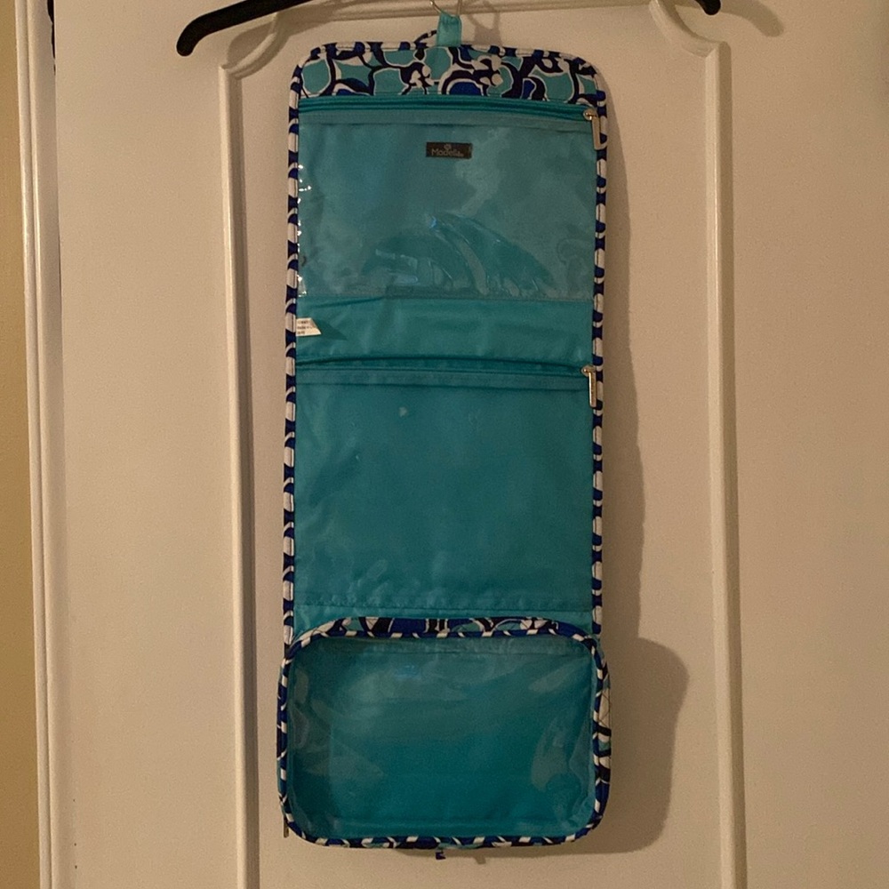 Quilted multi pocket toiletry bag. Gently used, great condition. Aqua, Blue, Blk